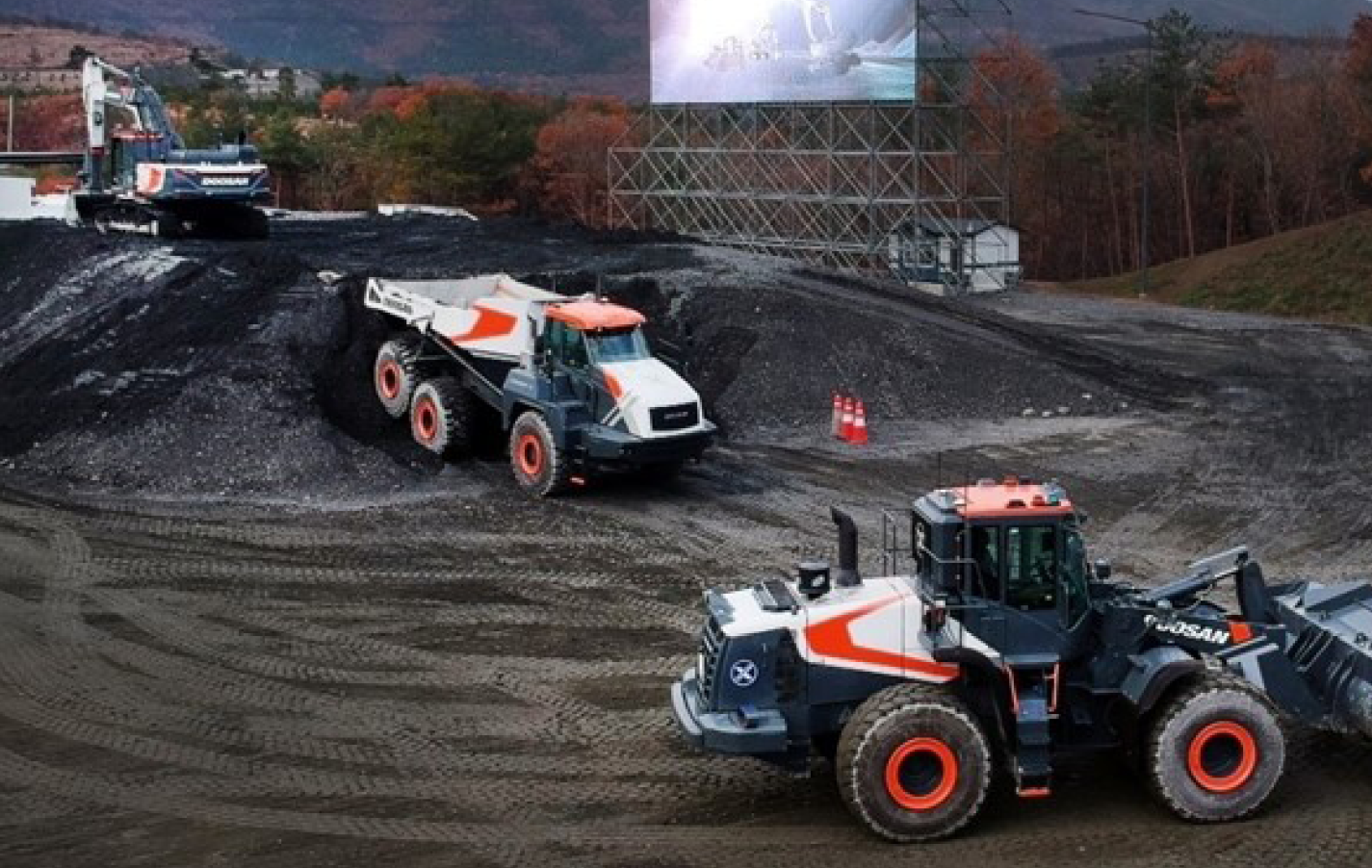 Demonstration of Develon Concept-X wheel loader, articulated dump truck and excavator