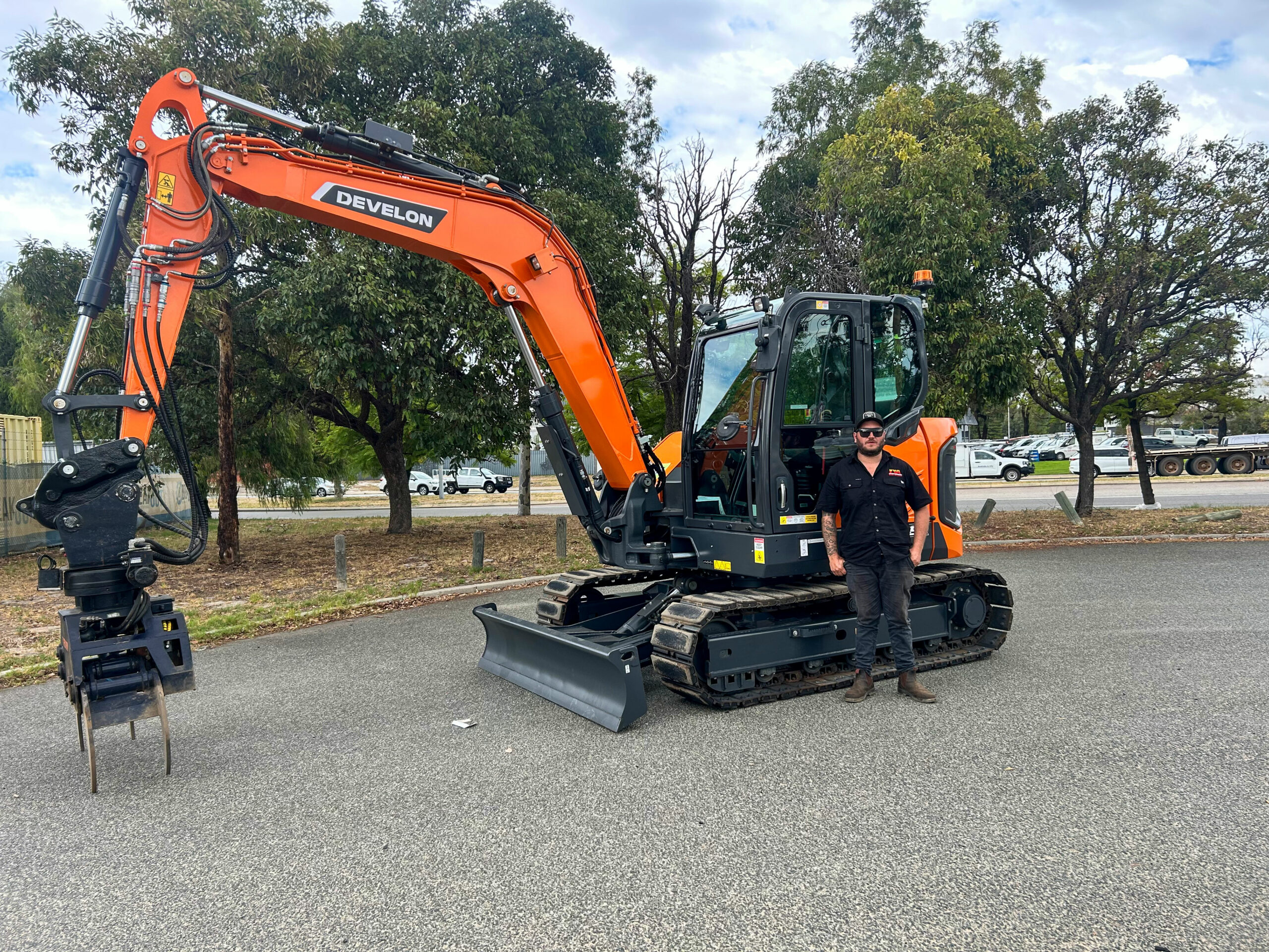 Develon_DX89Z_WA-Stump_Grinding
