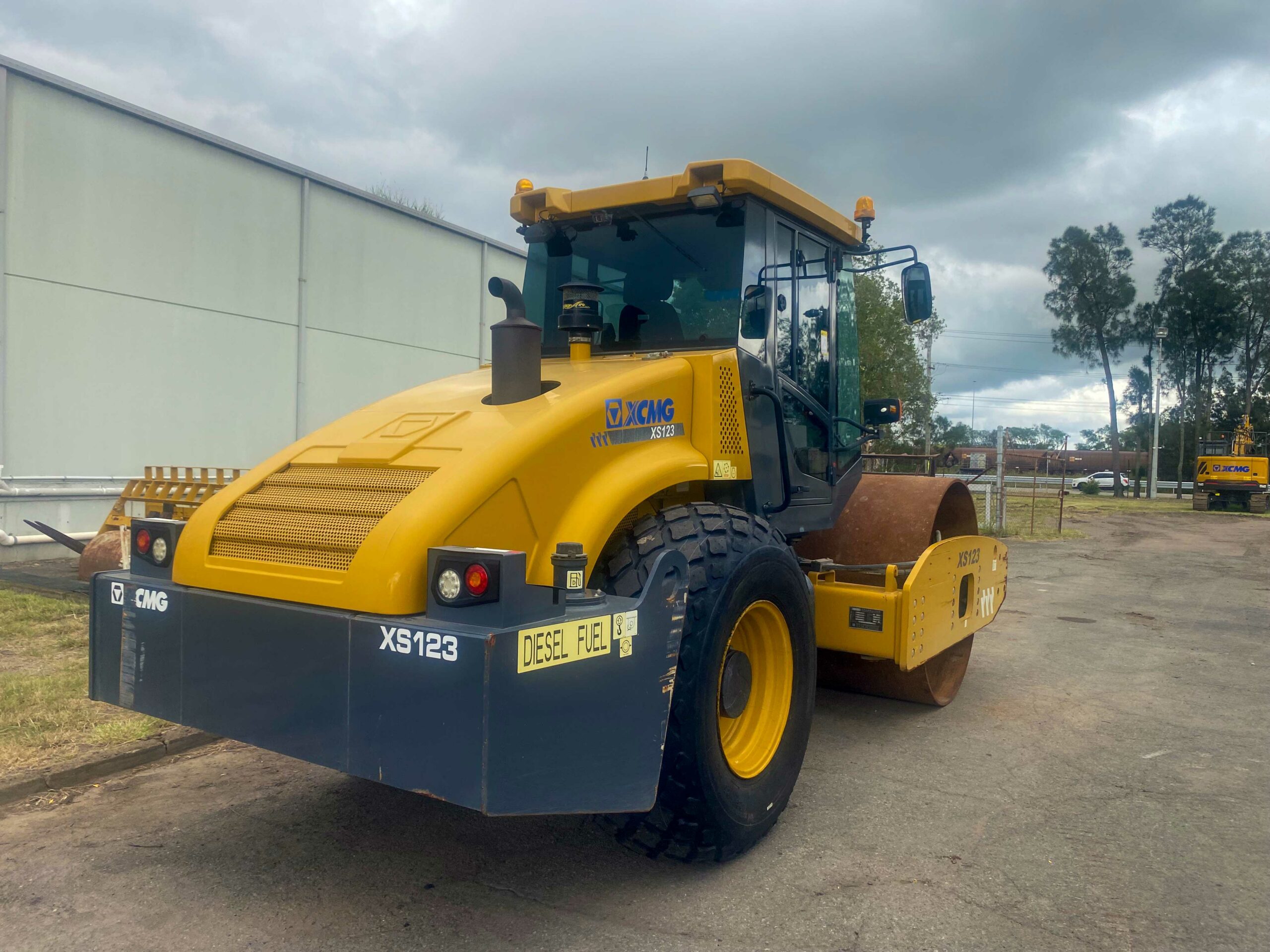 XCMG XS123 Smooth Drum Roller image 2