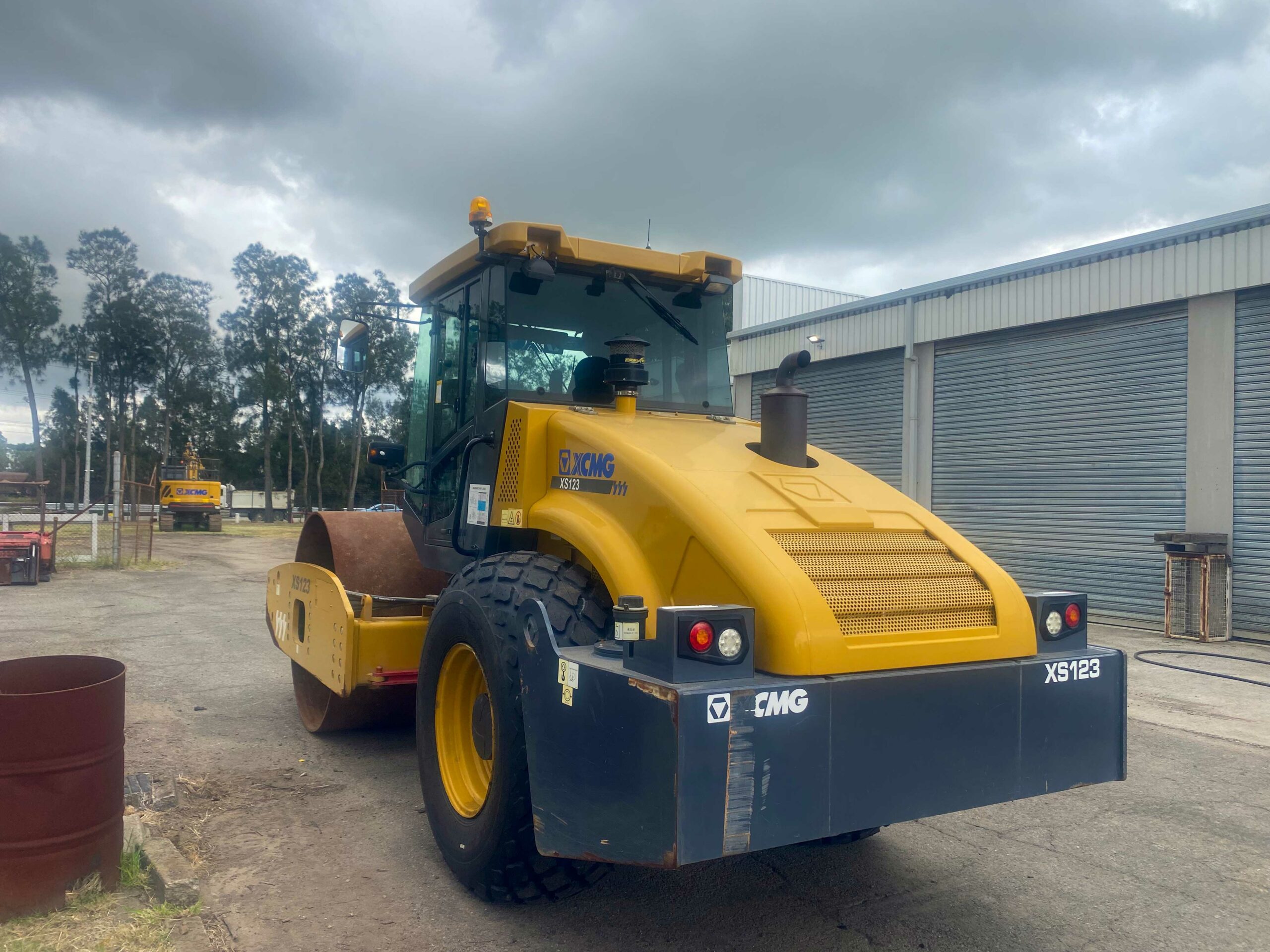 XCMG XS123 Smooth Drum Roller image 3