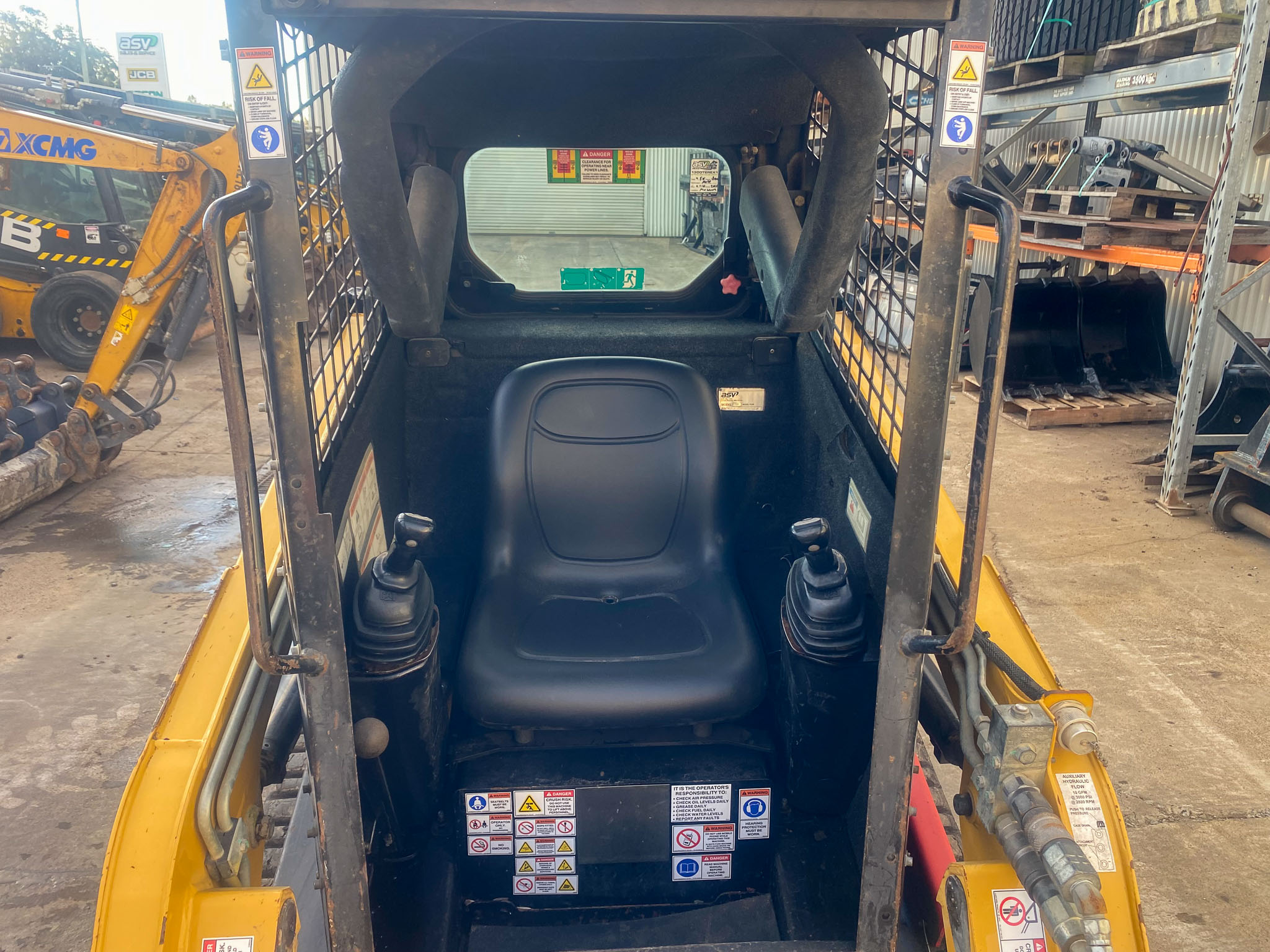 2017 RT-30 Posi-Track Loader image 3