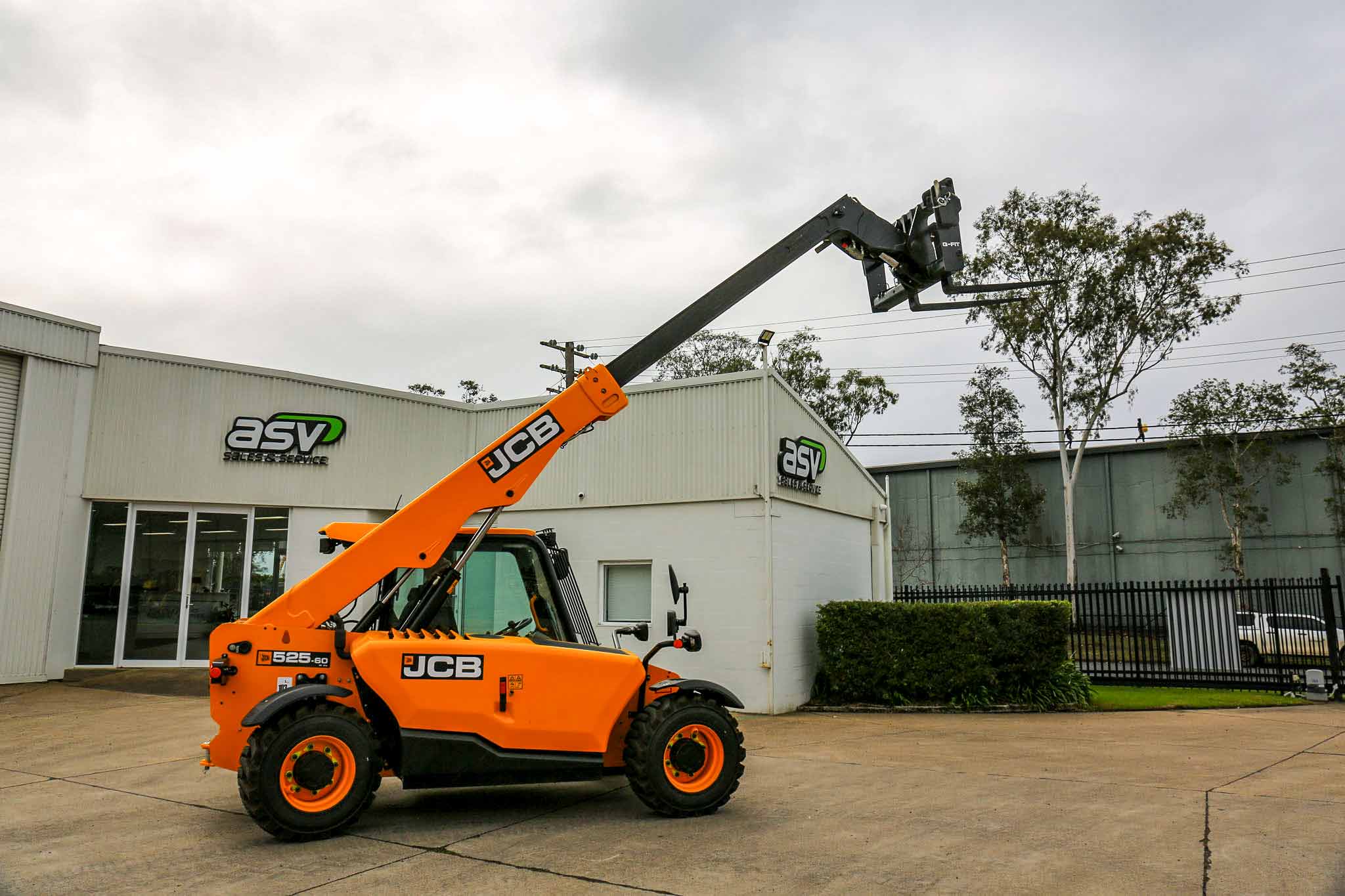 2025 JCB 525-60 Industrial Telehandler image 2