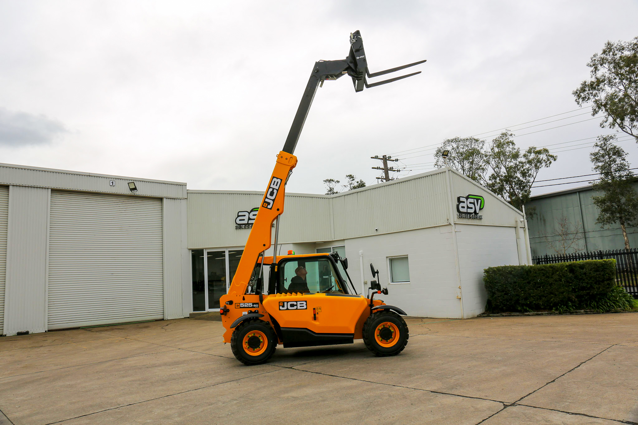 2025 JCB 525-60 Industrial Telehandler image 9