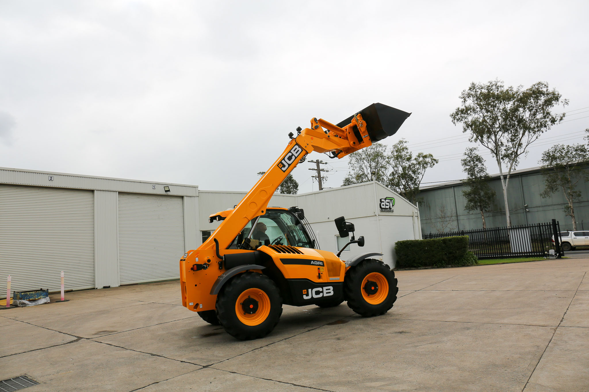 2025 JCB 532-70 Agri Farm Telehandler image 2