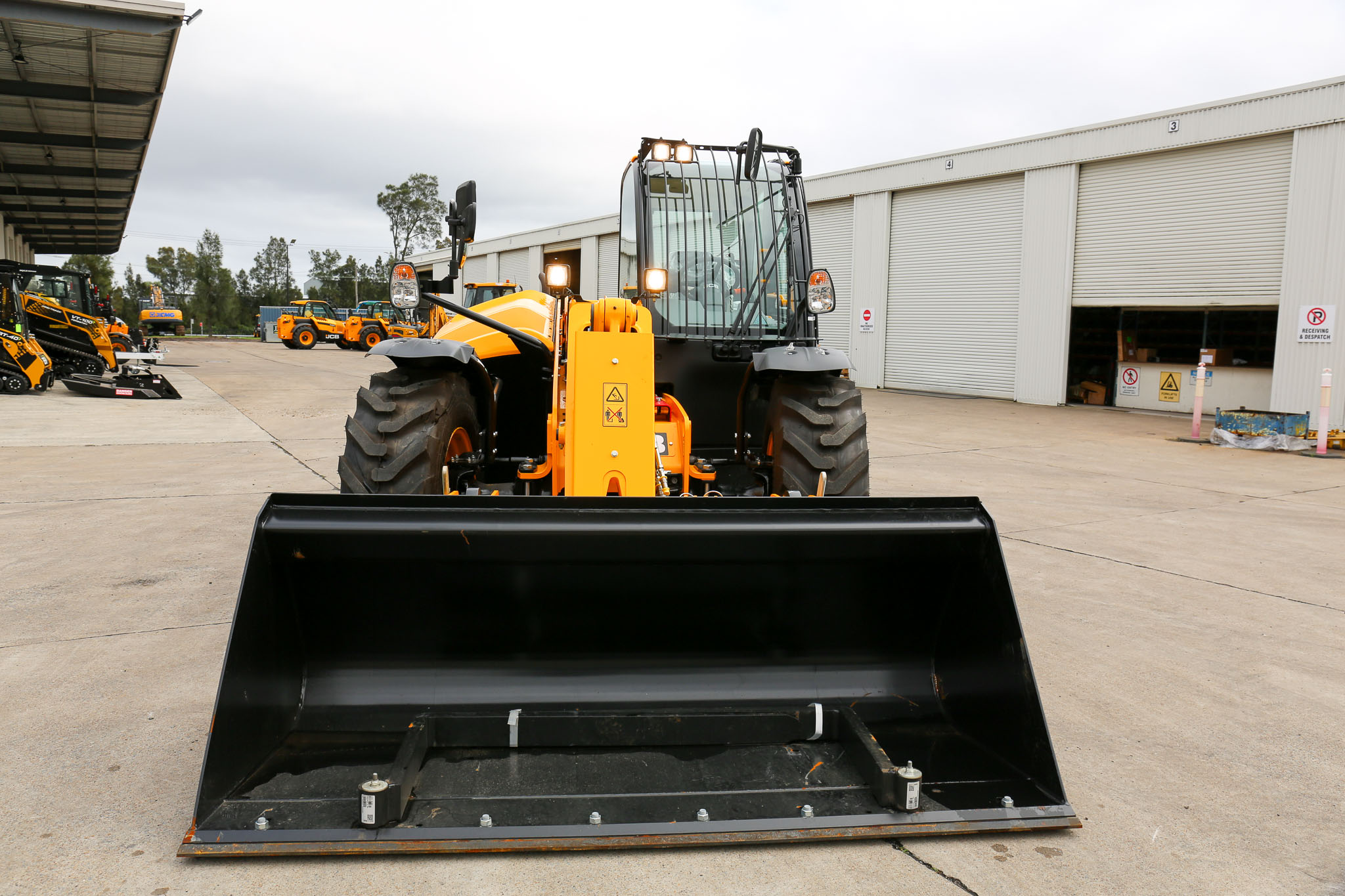 2025 JCB 532-70 Agri Farm Telehandler image 3
